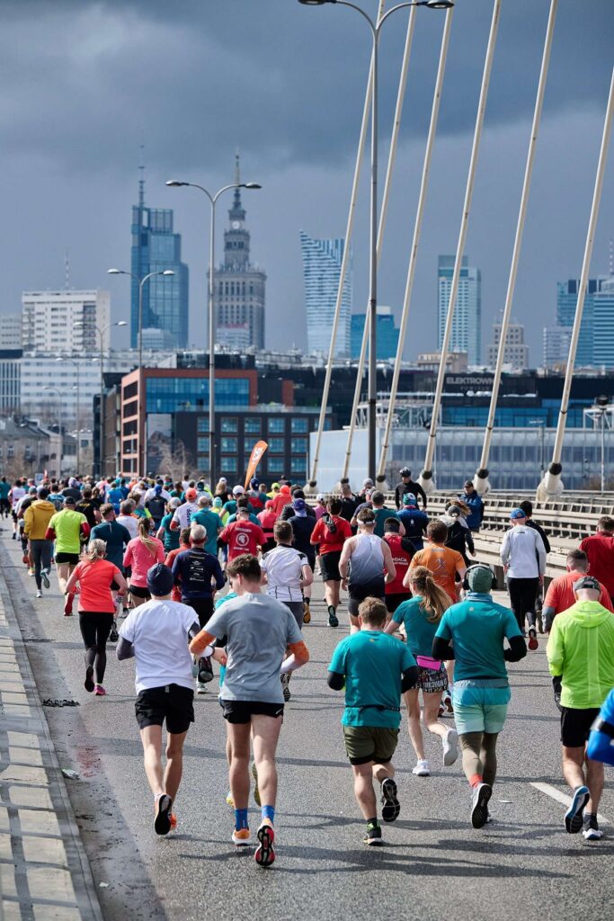 Ludzie biegnący w maratonie