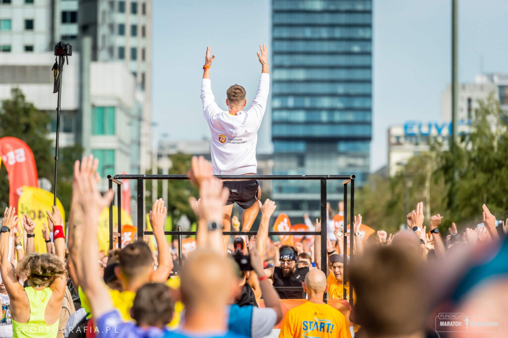 Osoba stojąca na podeście podczas maratonu